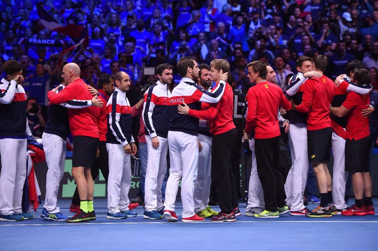 比利时队赢得激动人心的比赛，晋级成功 