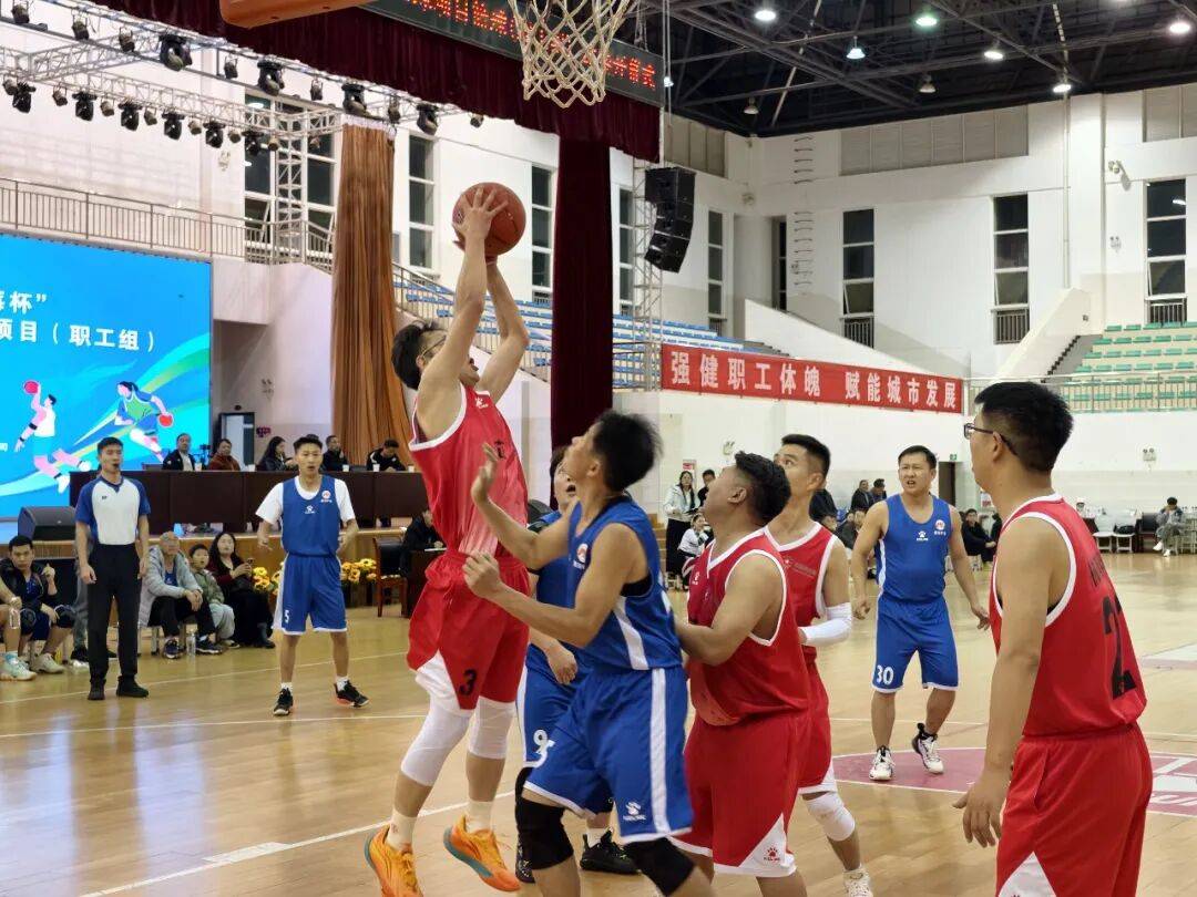 包含精彩篮球赛事震撼赛场，现场气氛火爆的词条